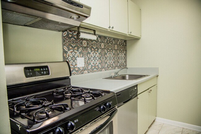 Foto del edificio - One Bedroom Condo in Barracks West