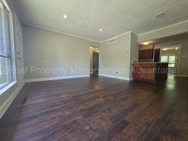 Foto del edificio - Updates Everywhere! 2/3 Bedrooms in Oak Park