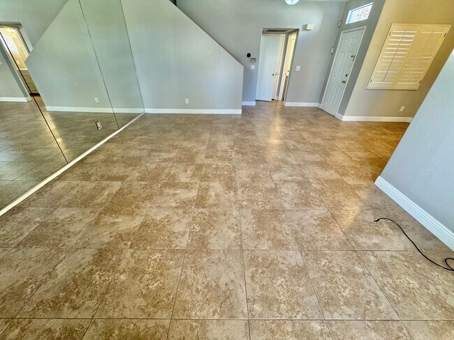 Foto del edificio - STUNNING 2 BEDROOMS 2.5 BATHROOMS TWO STORY TOWNHOUSE IN GATED COMMUNITY!