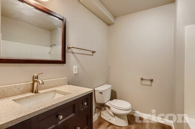 Building Photo - 10727 Lake View Dr