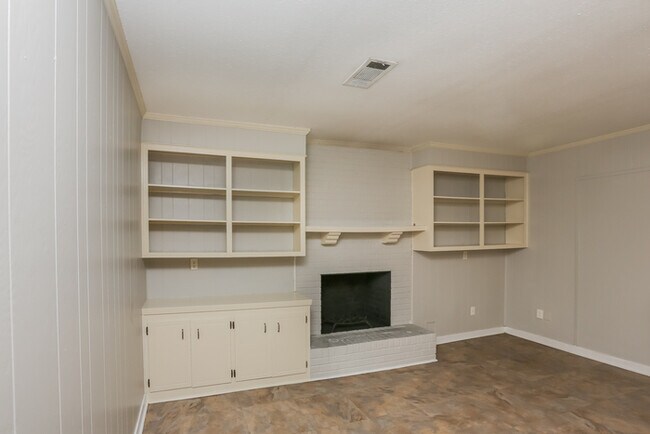 Foto del edificio - Charming 4-Bedroom, 2-Bathroom Brick Home ...