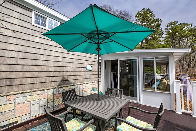 Foto del edificio - 185 Cotuit Rd