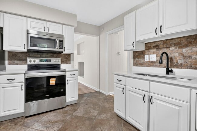 Building Photo - 121 Sunglow Dr