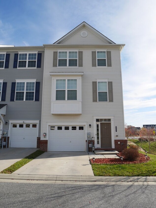 Foto principal - Large End-Unit Townhome- Owings Mills, MD