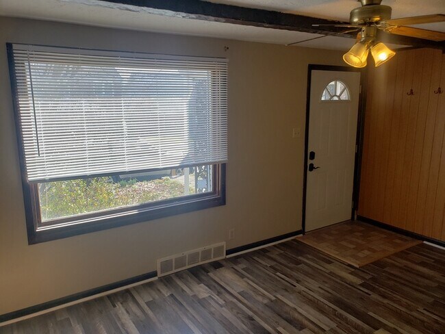 Building Photo - 3 bedroom town house in West Mayfield