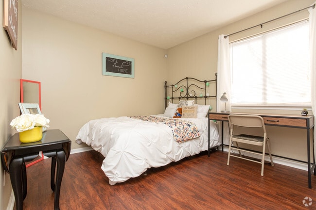 2 habitaciones, 1 baño - 750 pies cuadrados - Dormitorio - Kampus Properties STUDENT HOUSING - 2024-'25