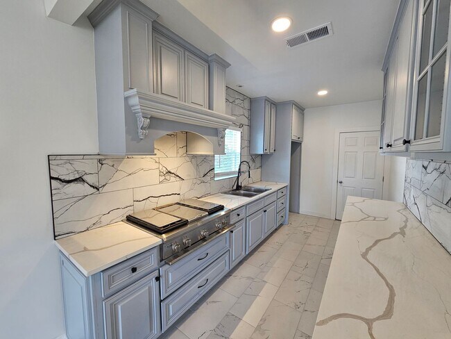 Building Photo - Recently renovated. Ready for immediate mo...