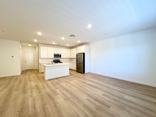 Building Photo - MODERN LIVING TOWHOME WITH 3BD/2.5BA NEAR MISSION HILLS