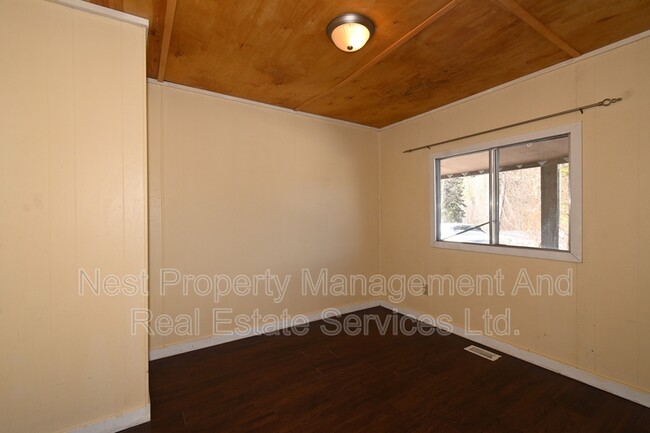 Building Photo - 1428 Iona Rd