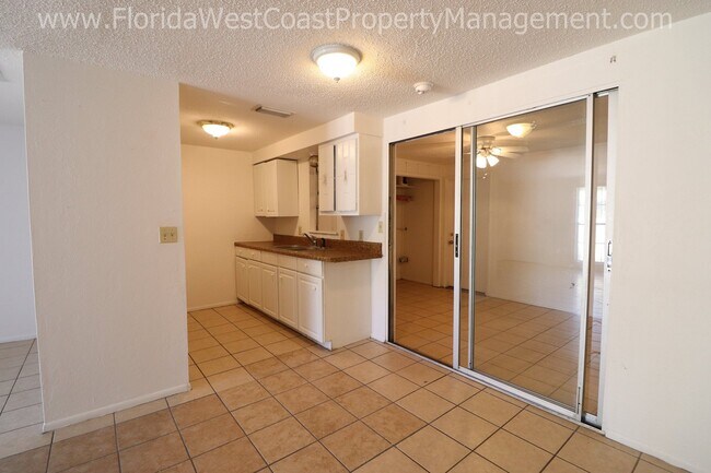 Foto del edificio - CUTE 2 BEDROOM/ 1 BATH DUPLEX! FENCED YARD...
