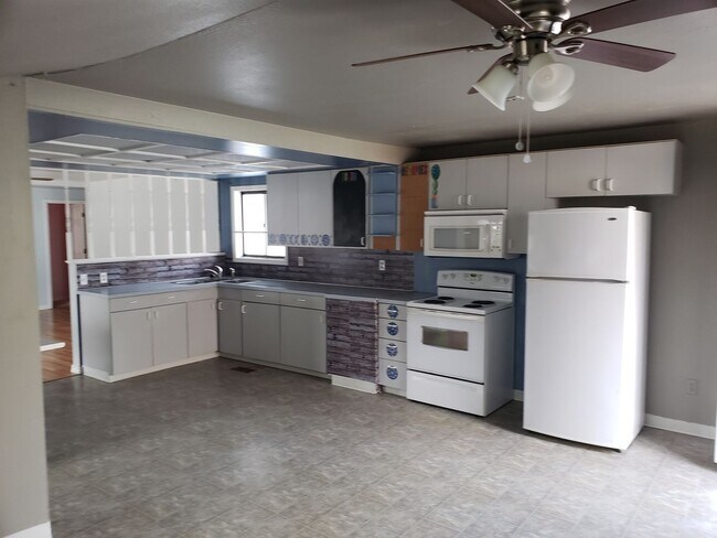 Foto del edificio - North End 3 bed 2 bath w fenced yard