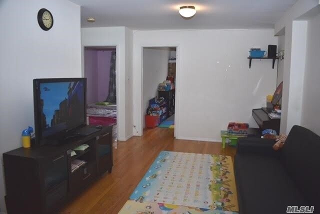 Foto del edificio - 240-58-240-68 68th Ave