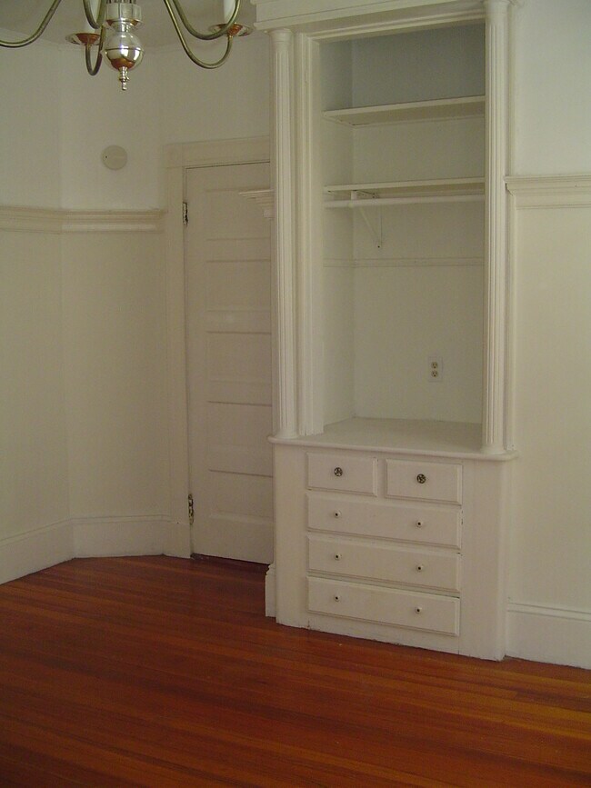 Building Photo - 81 Bellingham St