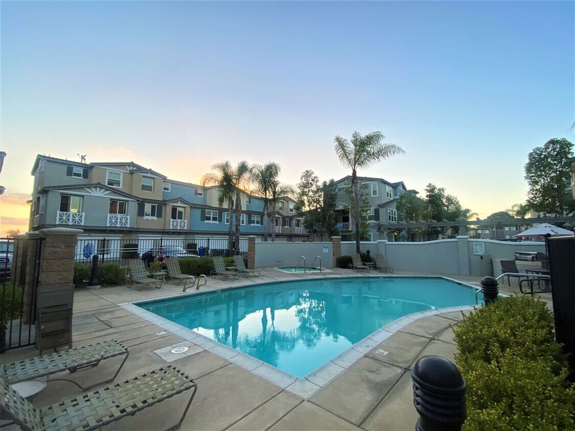 Primary Photo - Gorgeous 3 bed 3 1/2 bath home with beauti...