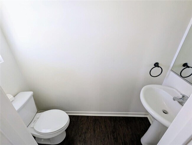 Building Photo - 61 Kestrel Ct E