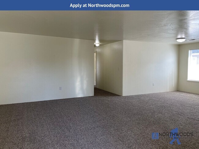 Building Photo - Very Nice 3 Bedroom 2 Bath Duplex-Located ...