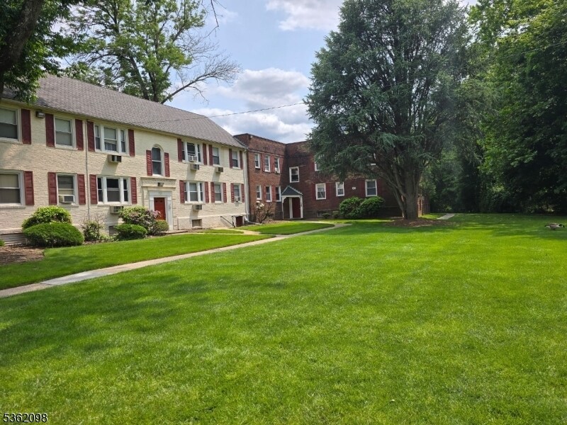 Foto principal - 933 E Front St