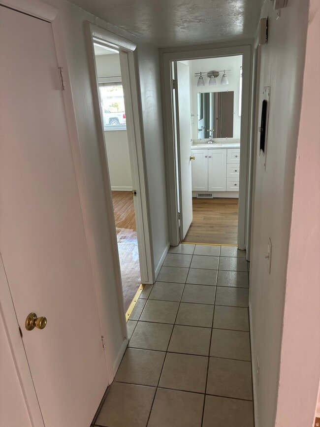 Building Photo - 1461 W 400 S