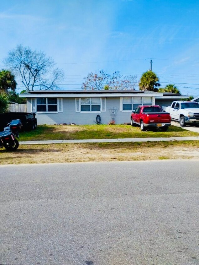 3 Bed / 1 Bath House with Fenced Yard - 3 Bed / 1 Bath House with Fenced Yard