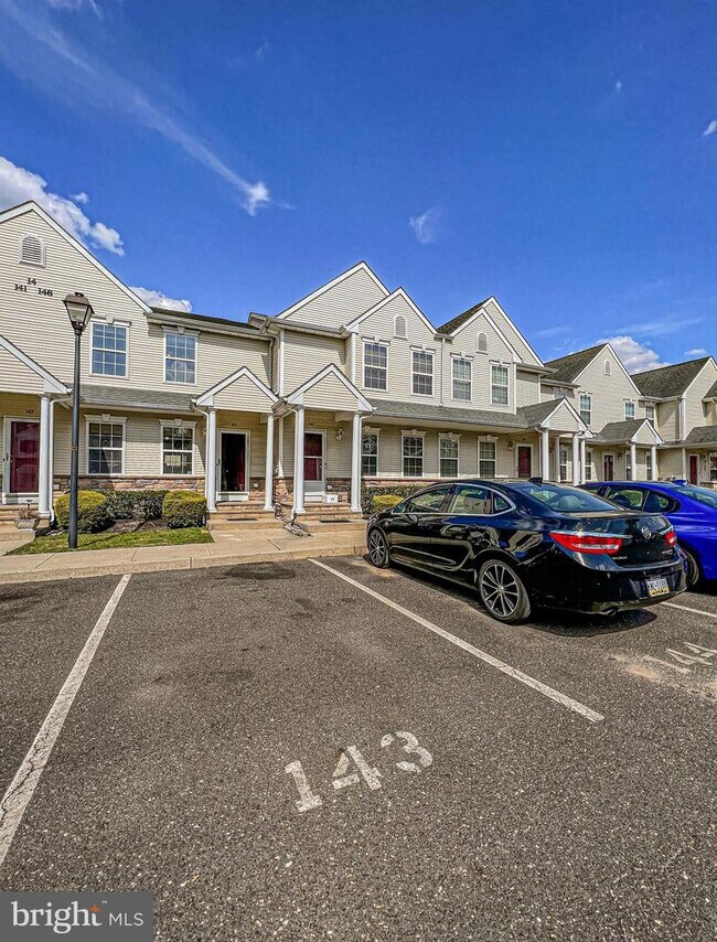 Building Photo - 143 Yorktown Blvd