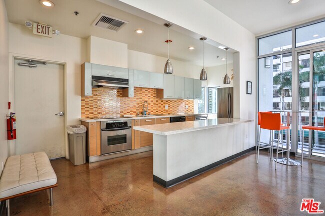 Foto del edificio - 645 W 9th St