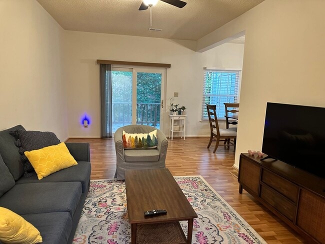 Building Photo - Townhouse in Chisel Run! Available Now