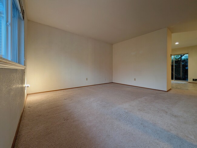 Large Living Room - 515 NW Bright St