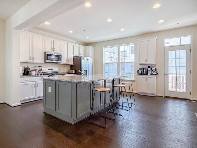 Foto del edificio - Stunning 4 bedroom townhome with garage