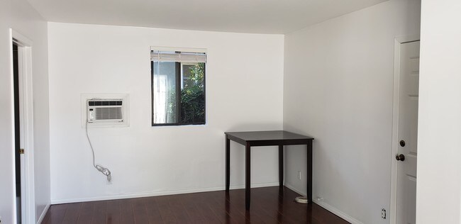 Building Photo - 404 S Beachwood Dr
