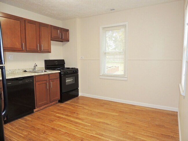 Foto del edificio - 3 Bed - 1.5 Bath Bungalow for Rent in Eastlake | Enchanting!