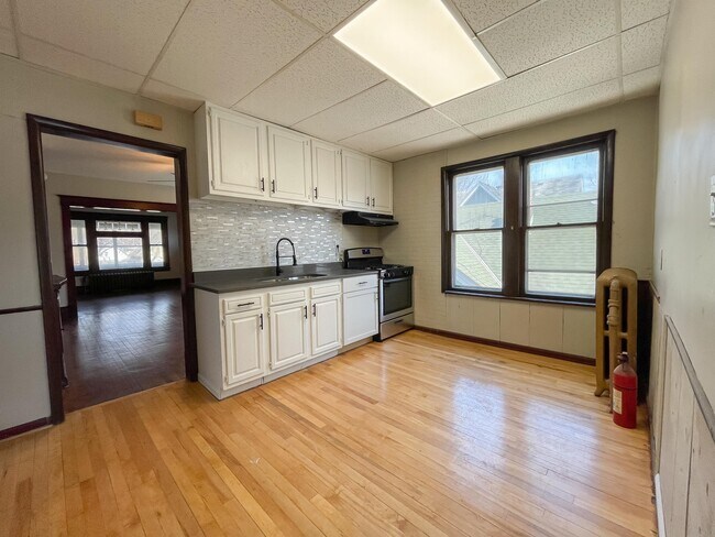 Building Photo - 1208 Reaney Ave E