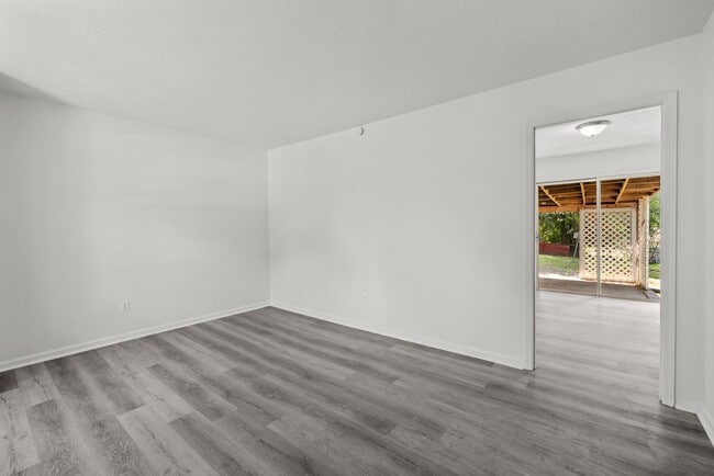 Building Photo - Charming Center Point Home