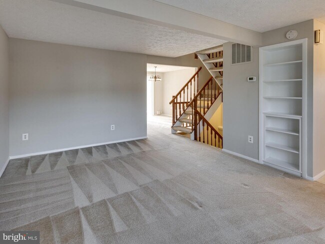 Foto del edificio - 8025 Tyson Oaks Cir