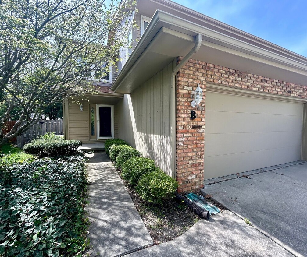 Foto principal - Stunning 2 bed/2.5 bath townhome on Eastsi...