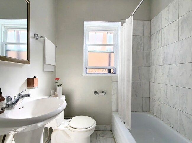 Foto del edificio - 951 W Cornelia Ave