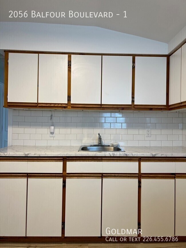 Building Photo - Bright and spacious East end upper 2 bedroom unit