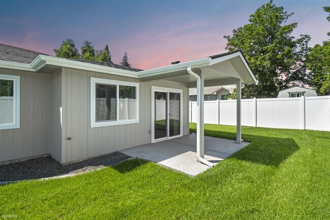 Building Photo - 3 br, 2 bath Duplex - 706 N Jones Ln