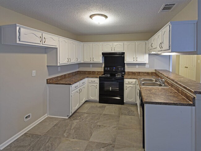 Foto del edificio - 4 Bedroom, 2.5 Bathrooms Near Sanga Rd and...