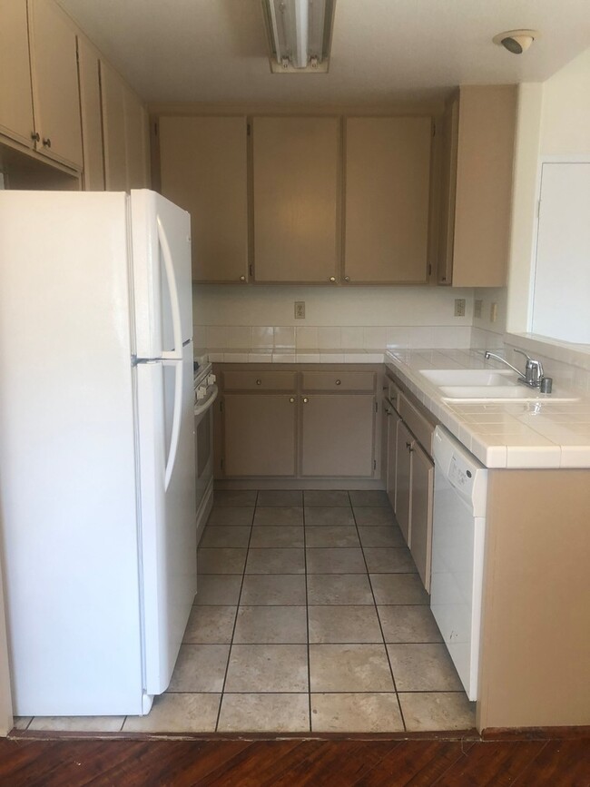 Building Photo - Top Floor 2 Bedroom 2 Bath located in Aval...