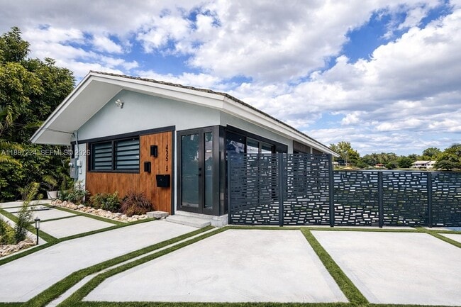 Photo - 425 NE 103rd St House