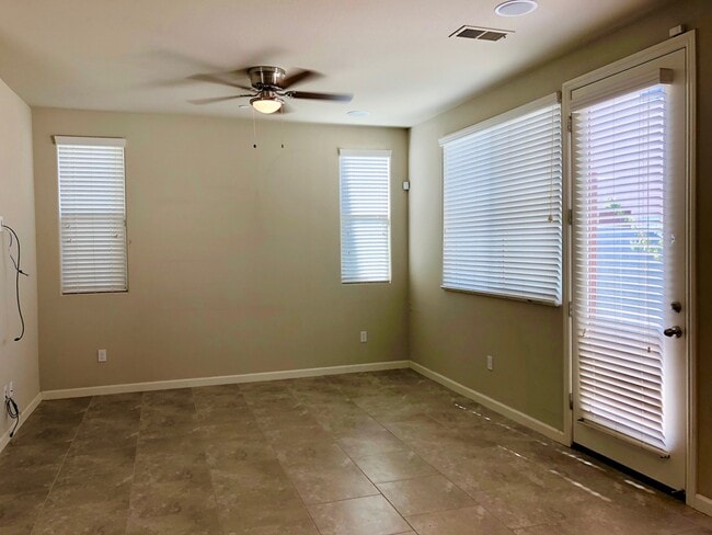 Building Photo - $2,250 Barstow & DeWolf 3 Bedroom - Commun...