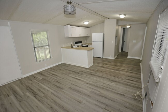 Building Photo - 2 Bed & 1 bath Trailer in Jville!