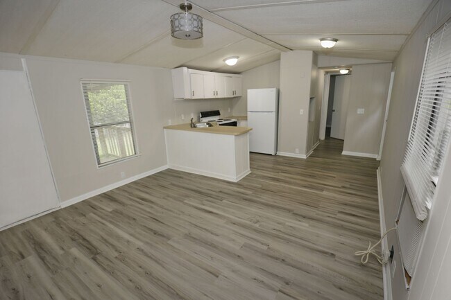 Foto del edificio - 2 Bed & 1 bath Trailer in Jville!