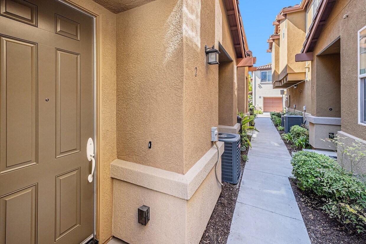 Primary Photo - 3 Bedroom 2 1/2 Bath Condo with yard and g...