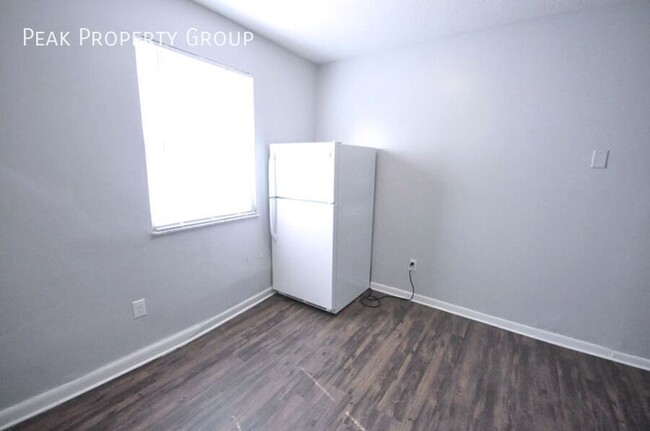 Building Photo - Available Now! 1 Bedroom Apartment Located...