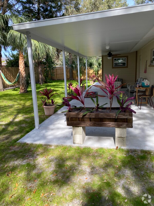 Fossil Park Apartments for Rent with a Garage Saint Petersburg, FL