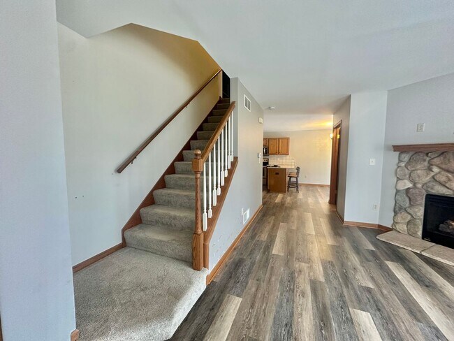 Foto del edificio - Charming Pewaukee Townhome with Modern Tou...