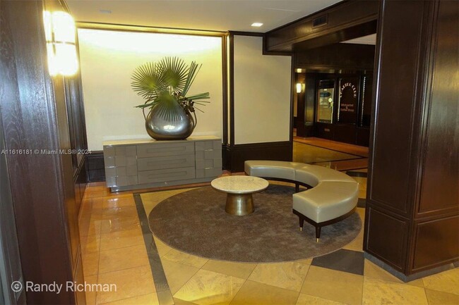 Foto del edificio - 600 NE 36th St