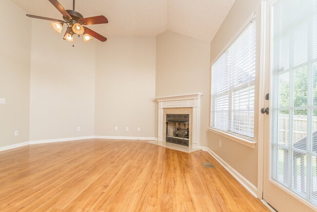 Building Photo - 277 Iris Dr