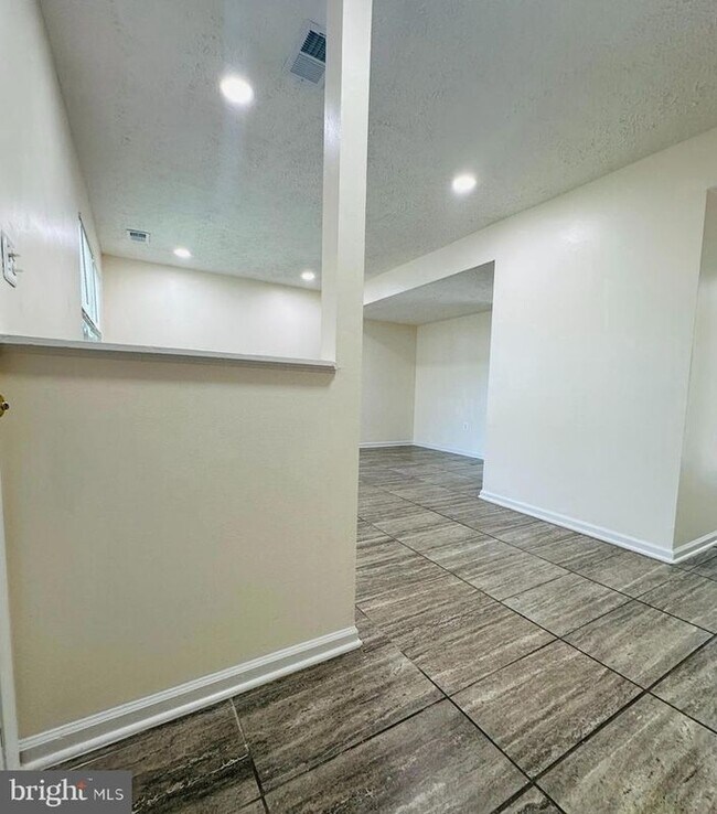 Building Photo - 9658 Woodhue Ct